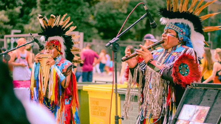 Las culturas indígenas están en peligro de extinción. Solo hay una manera de preservarlas