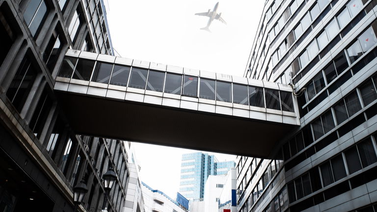 En qué zonas de España no pueden volar los aviones: lista completa de sitios prohibidos