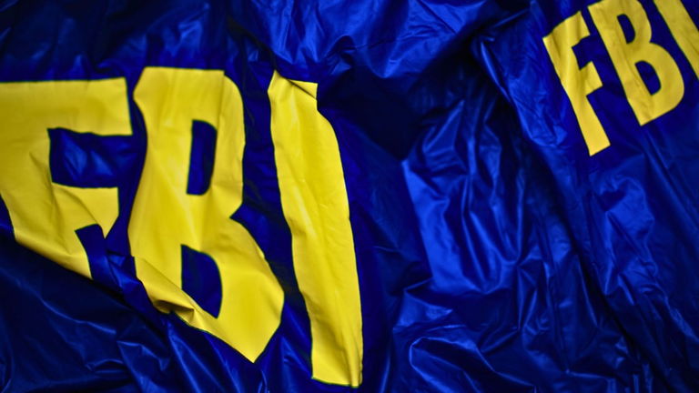 El FBI recomienda el truco definitivo para evitar que engañen a tu familia usando un clon tuyo hecho con IA