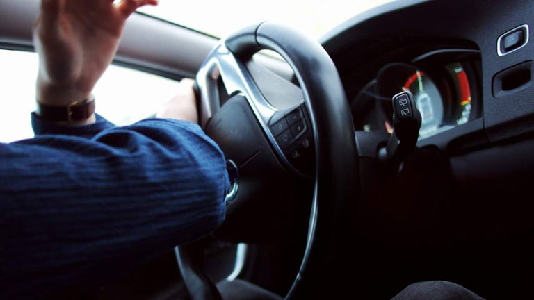 Qué es la guiñada del coche y por qué deberías tener cuidado con ella