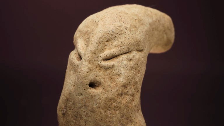 Tiene aspecto de extraterrestre y una edad de 7.000 años: esta figura hallada en Kuwait podría reescribir la historia del golfo Pérsico