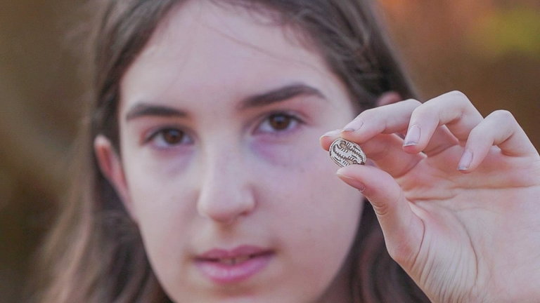 Una niña ha encontrado una extraña piedra mientras daba un paseo. Ha resultado ser un amuleto de una antigua civilización