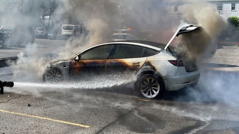 Por qué es tan difícil apagar un coche eléctrico en llamas