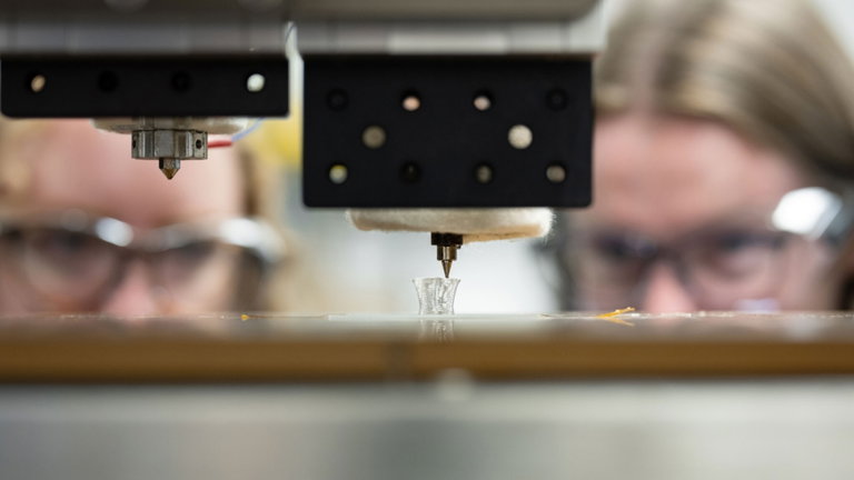 Un grupo de científicos quieren revolucionar la industria con un nuevo plástico: es flexible y se recicla con facilidad