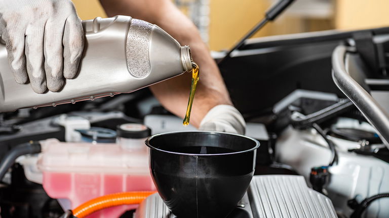 Cuándo caduca el aceite de motor y cómo saber si está o no en buen estado