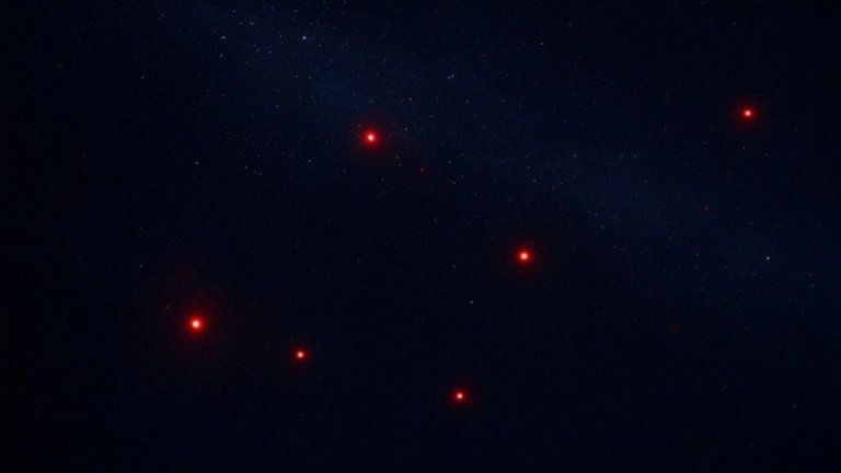 Las observaciones de pequeños puntos rojos cada vez son más extrañas. Los astrónomos creen que estamos "a punto de aprender algo nuevo"