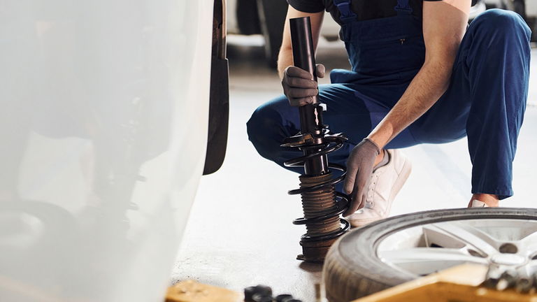 Cuánto cuesta cambiar los amortiguadores del coche y de qué depende el precio