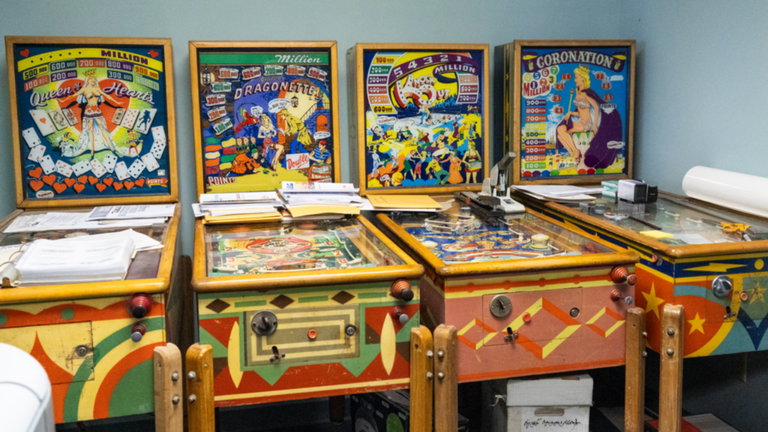 Este hombre tiene un negocio tecnológico muy especial: se encarga de mantener "vivas" las viejas máquinas de pinball de hace 70 años