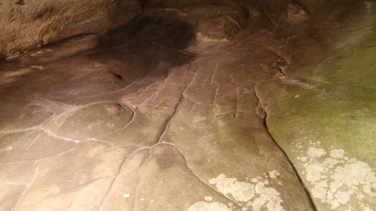 Parecían extrañas marcas en el suelo de una cueva prehistórica, pero en realidad pudo ser el mapa 3D más antiguo jamás hallado