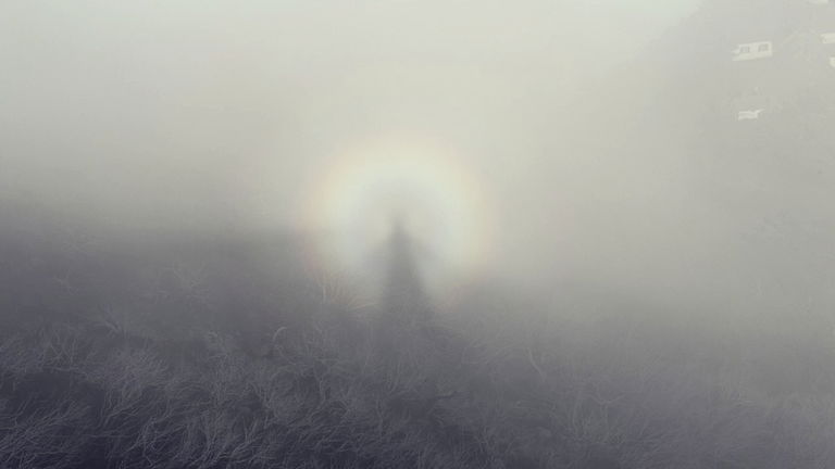 Cuidado cuando la niebla aparezca en tu ruta de senderismo. Podrías estar a punto de encontrarte con los misteriosos "vigilantes oscuros"