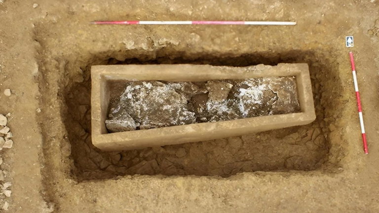 Han encontrado una antigua tumba romana. La han hallado en Londres y el ataúd pesa tanto como un oso, pero todo tiene un sentido