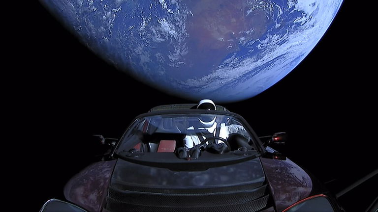 Los astrónomos se echan las manos a la cabeza. Un asteroide que venía hacia la Tierra resulta ser un coche lanzado al espacio por Elon Musk