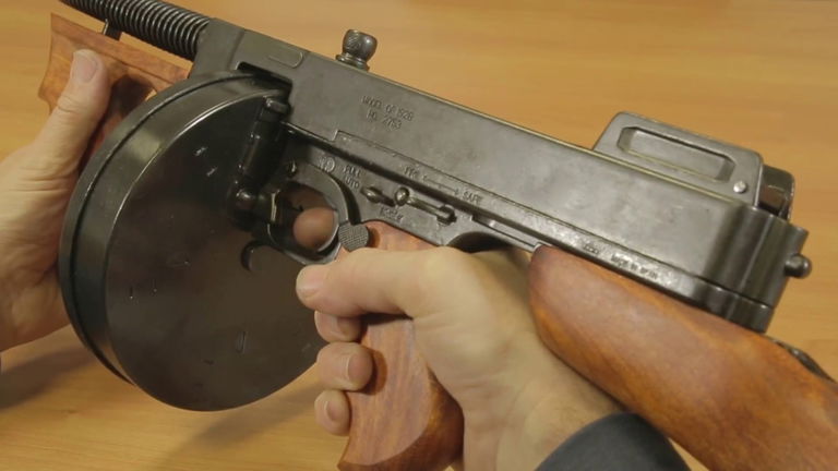 Es famosa por salir en Fortnite, pero este arma marcó toda una época en Estados Unidos. Su diseño encantó a los mafiosos más peligrosos