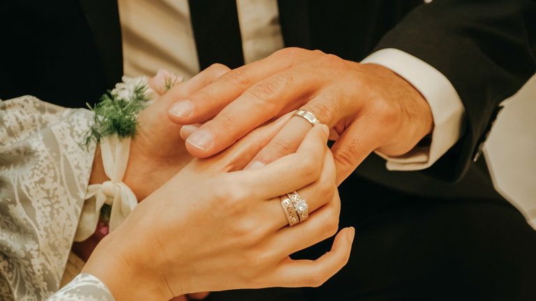 Una pareja financia su boda de la forma más ilegal: ha engañado a inversores interesados en inteligencia artificial