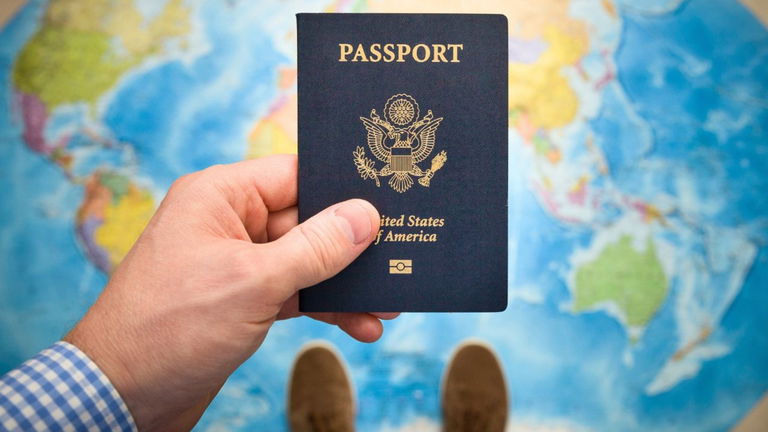 Los teléfonos móviles de última generación se cobran una nueva víctima: los pasaportes en papel