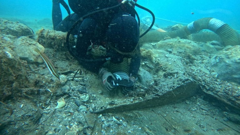 Un equipo de arqueólogos descubre un antiguo barco hundido en la costa italiana. Lleva allí más de 2.500 años y no es romano