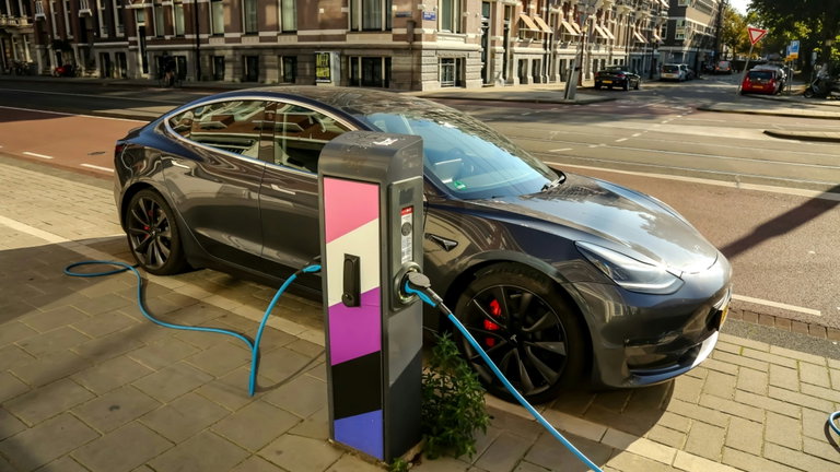 Las baterías de los coches eléctricos se preparan para su catarsis: en solo 5 años su precio podría caer a la mitad, cambiando por completo el mercado