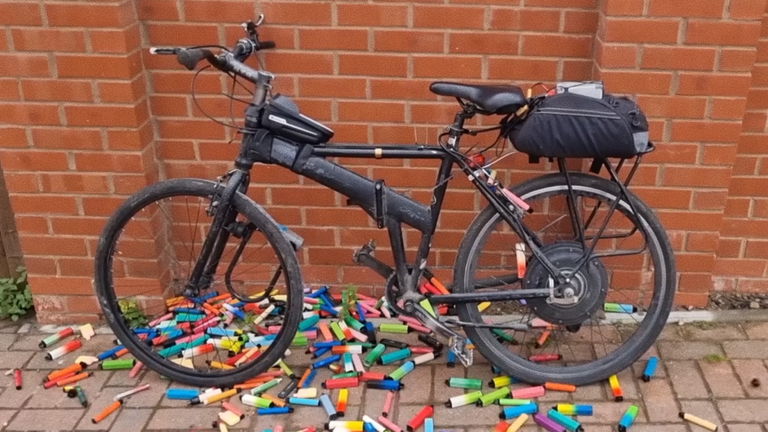 Este ingeniero recogió 130 vapeadores de la basura para crear su propia bicicleta eléctrica. De paso mostró también una incómoda realidad