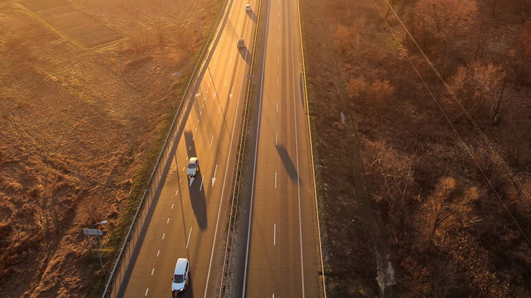 Autovía vs autopista: en qué se diferencian y cómo distinguirlas en ruta y mapas