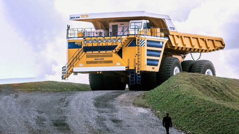 Así es el monstruoso BelAZ 75710, el camión minero más grande del mundo: 360 toneladas y ADN soviético