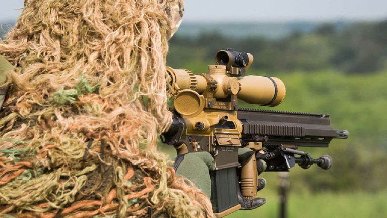 El ejército español enseña su nuevo rifle de francotirador. Es de origen alemán y puede eliminar al enemigo a 1.000 metros