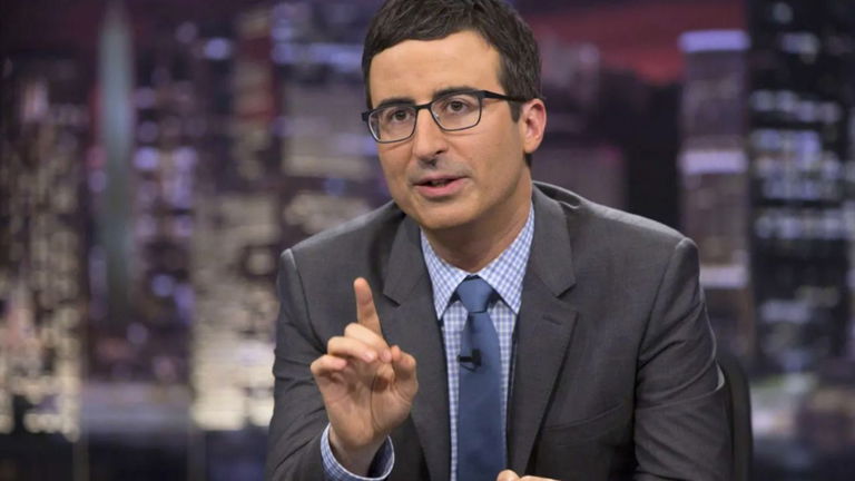 John Oliver, presentador de Last Week Tonight, carga contra Mark Zuckerberg y Facebook: "Un absoluto vertedero de odio y desinformación"