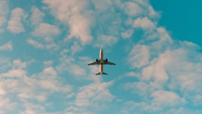 ¿Es seguro volar en avión en 2025? Los datos y los expertos lo tienen muy claro