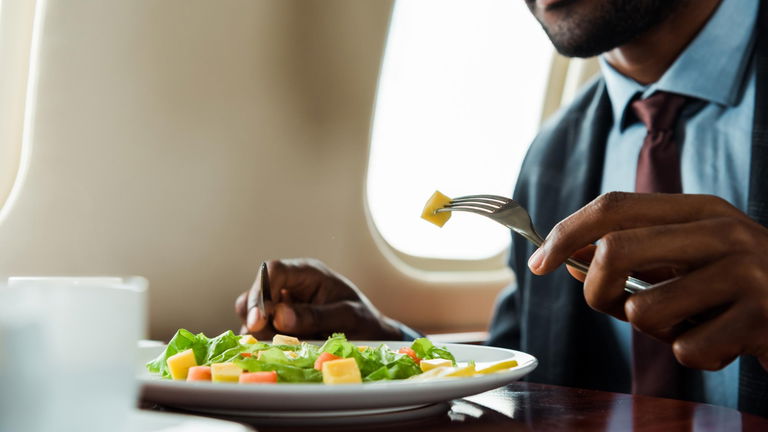 Por qué la comida de los aviones sabe diferente