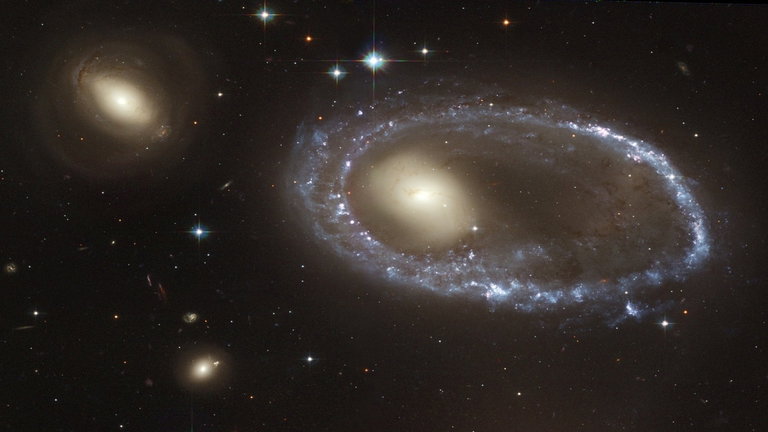 A esta galaxia recién descubierta le encanta la bisutería. Los telescopios han encontrado que tiene 9 anillos