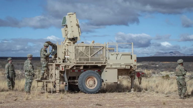 Donald Trump despliega armamento y tecnología moderna en la frontera mexicana. La misión es vital: combatir a los drones de los cárteles