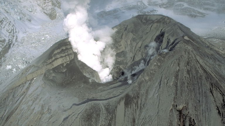 Los geólogos advierten a la población de Alaska: este volcán cubierto de nieve podría entrar en erupción en cualquier momento