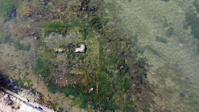 Una antigua villa romana ha surgido del fondo de un lago. Tiene una historia tan vieja que parece de leyenda