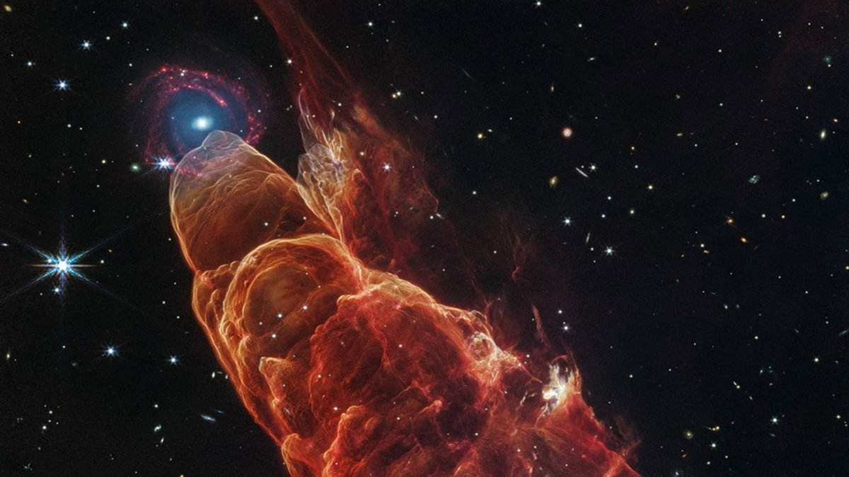 Parece una mancha en el universo y el James Webb acaba de resolver su  misterio. Este es el nuevo "tornado cósmico" que han descubierto