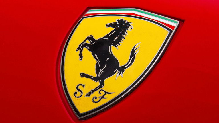 Por qué el fondo del logo de Ferrari es amarillo si ese color no aparece en la bandera italiana