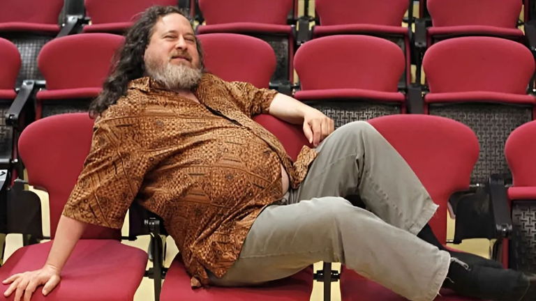 Richard Stallman, programador y activista, tajante sobre una de las grandes redes sociales de nuestro tiempo: "Facebook no es tu amigo. Es un motor de vigilancia"