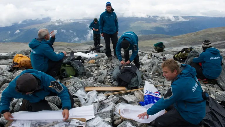 Un grupo de arqueólogos descubre extraños objetos de la era vikinga. Todo estaba debajo del hielo y revela un campo científico completamente nuevo