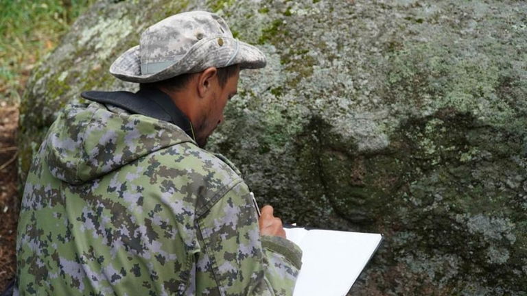 Una patrulla de bomberos se convierte en arqueólogos inesperados. Han encontrado una talla en piedra única de hace miles de años