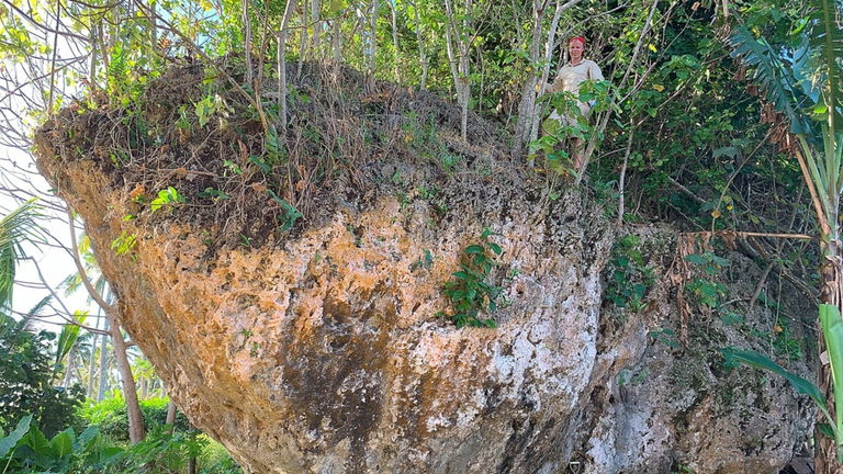 Esta roca pesa más de 1.000 toneladas, pero fue lanzada desde otro lugar y no lo hizo ningún humano