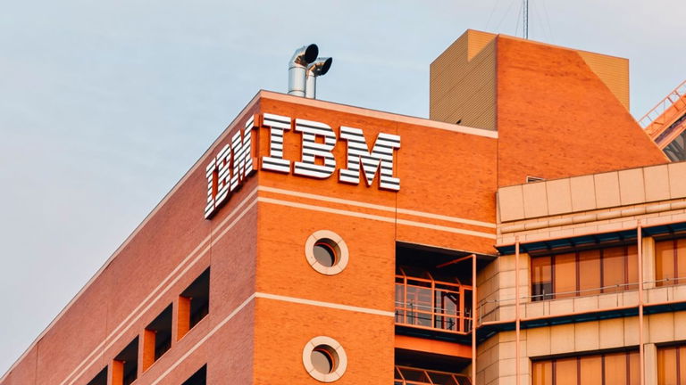 IBM despidió a 8.000 trabajadores para reemplazarlos por la IA. Gracias a ella, ha contratado a muchos más
