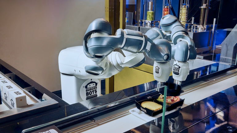 La comida rápida será aún más rápida gracias a los robots. Preparan hamburguesas en tiempo récord