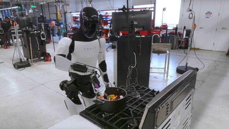 Elon Musk presenta los avances de su robot: ahora limpia, aspira y saca la basura