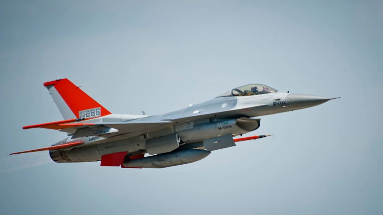 Boeing adquiere un contrato del ejército estadounidense para mejorar estos aviones de combate: los va a convertir en drones supersónicos