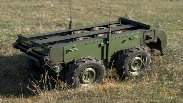 Ucrania prueba su robot: puede transportar munición y quitar minas. Podría ser clave para la guerra