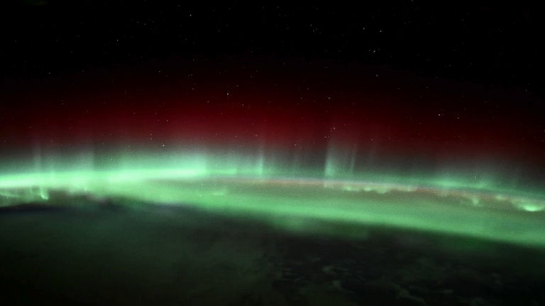 Nunca has visto una aurora boreal como esta: una danza cósmica despierta sobre nuestro planeta
