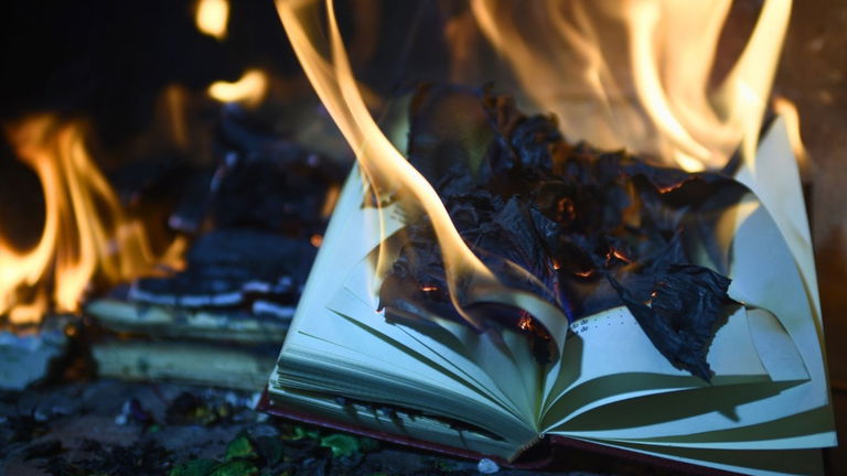 La empresa rival de ChatGPT destruyó millones de libros para entrenar su inteligencia artificial