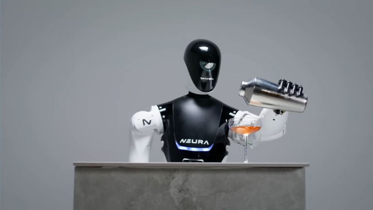 Este robot humanoide está especializado en guateques: te puede servir el cóctel que quieras