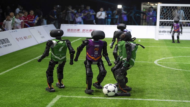 China ha creado una liga de futbol en la que no participan humanos: los robots son las máximas estrellas