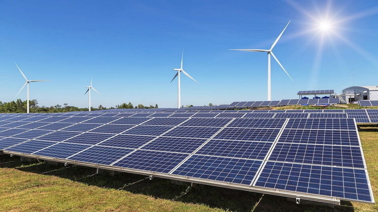 Se cargan con poca luz y son más eficientes: las nuevas placas solares llegan para revolucionar la producción de energía
