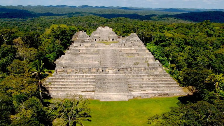 Es una tumba, tiene casi 2.000 años, ha sido descubierta en una selva y pertenece a la extraña ciudad Caracol