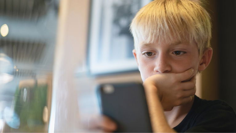Un estudio ha demostrado por qué los smartphones son peligrosos para los menores de 13 años: dañan su salud mental